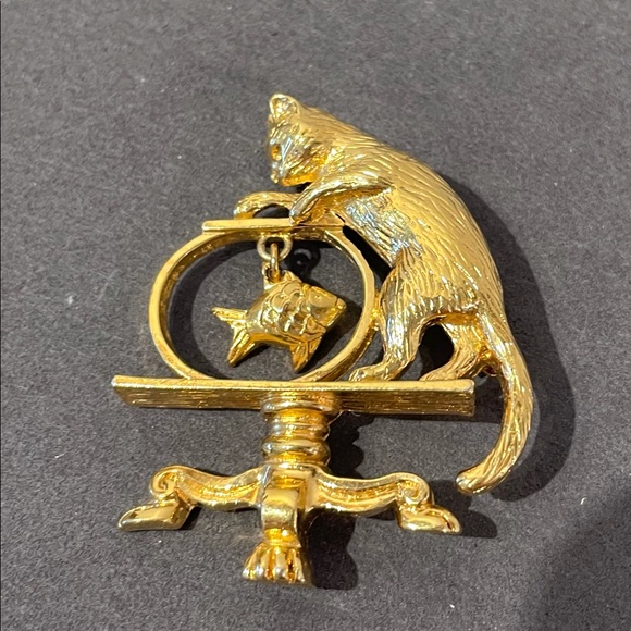 Gold tone cat and fish bowl brooch. Fish moves. - Picture 4 of 5